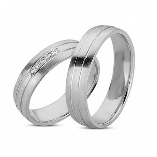 Klassiske Nuran vielsesringe i 14 kt hvidguld med graverede bånd og 5 x 0,01 ct diamanter på dameringen.